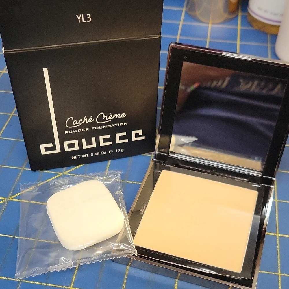 Doucce Cache Crème Powder Foundation & Puff - YL3 New in Box 13g